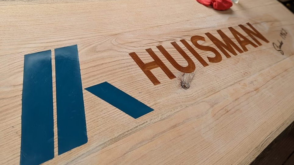 Tafelblad met epoxy logo halverwege het schuren