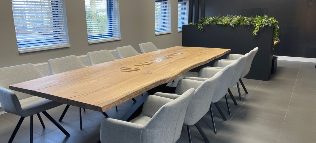 Haegens boomstam vergadertafel 10 personen met groot logo