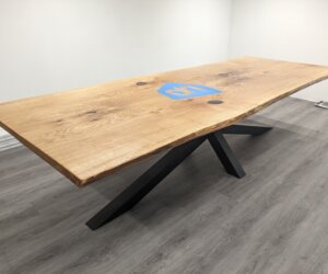 Luxe boomstam vergadertafel op maat handgemaakt voor bedrijven