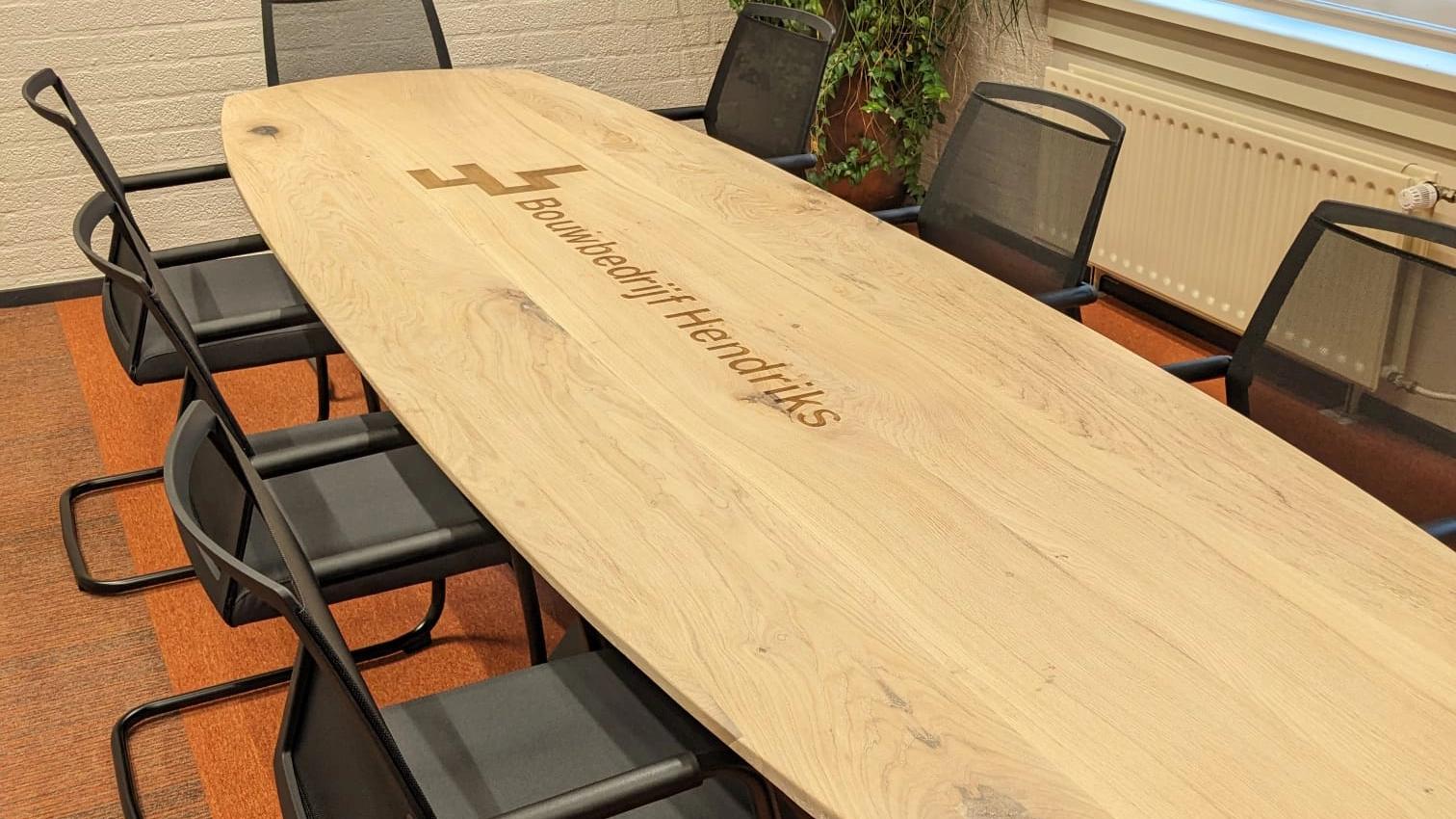 Vergadertafel in kantoor bouwbedrijf Hendriks