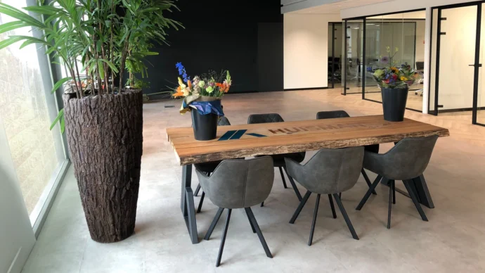 Maatwerk boomstam vergadertafel met ingegoten epoxy-logo Huisman Gemert