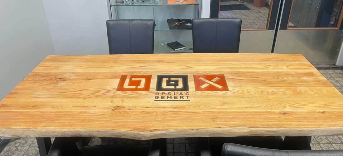 Box Opslag Gemert boomstamtafel met ingegoten logo Box Opslag Gemert boomstamtafel met ingegoten logo