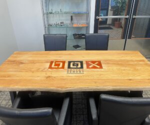 Box Opslag Gemert tafel met ingegoten logo