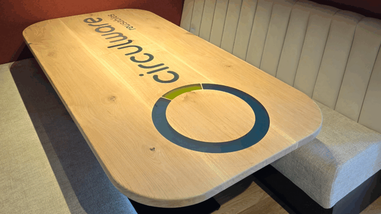 Circulware strakke vergadertafel met groot epoxy-logo