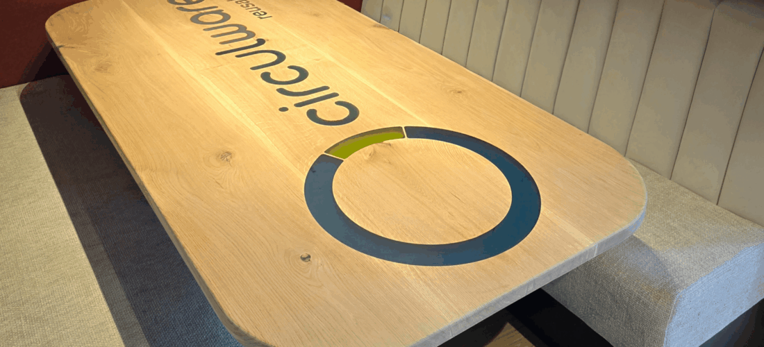 Circulware strakke vergadertafel met groot epoxy-logo
