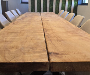 Grote vergadertafel van hout met logo CirculWare