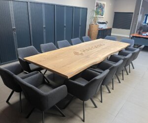 Haegens directietafel met logo