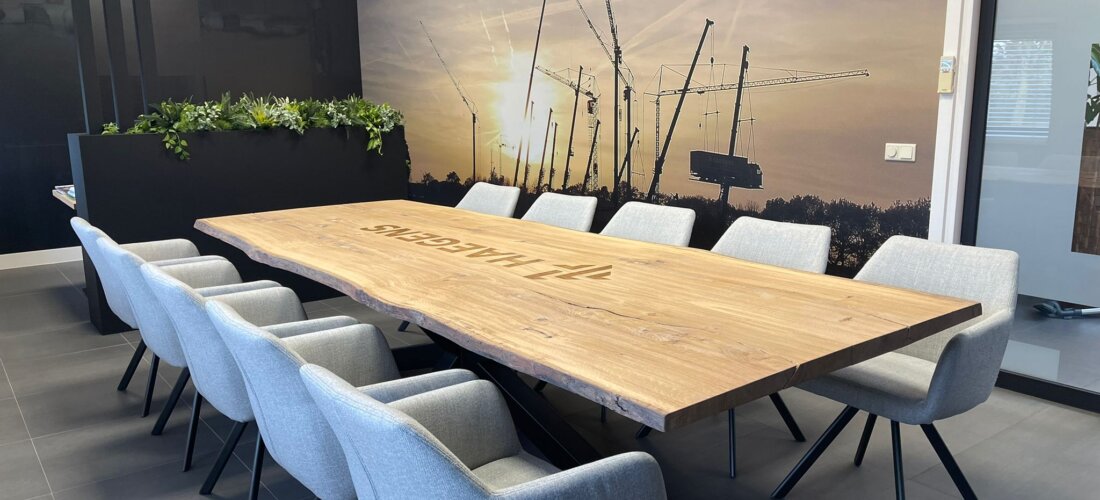 Haegens directietafel eiken met logo epoxy
