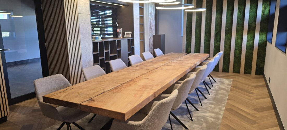 Directietafel met ingefreesd en gegoten logo in luxe bardroom