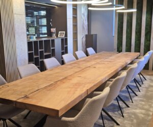 Kantoor van Circulware vergadertafel met ingefreesd logo