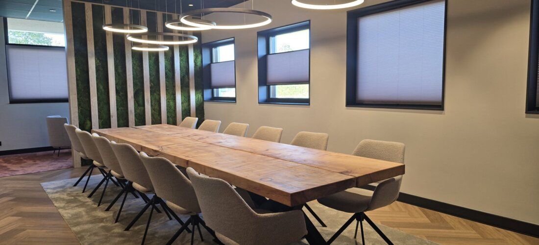 Directietafel met epoxy logo in luxe bardroom