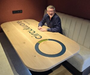 Tafel met ingegoten epoxylogo CirculWare koffiebekers