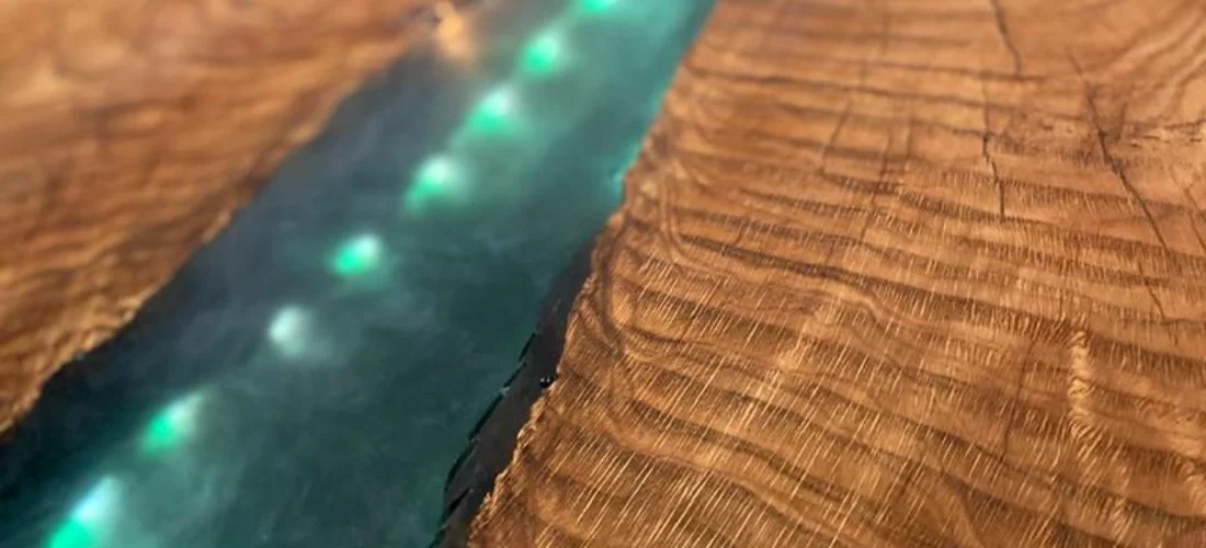 Epoxy-rivier-in-tafel-met-LED-licht Epoxy-rivier verwerkt in tafel met LED-verlichting