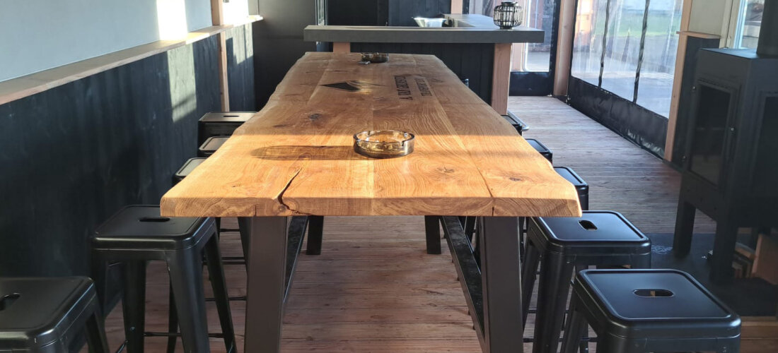Maatwerk horeca tafel met bedrijfslogo