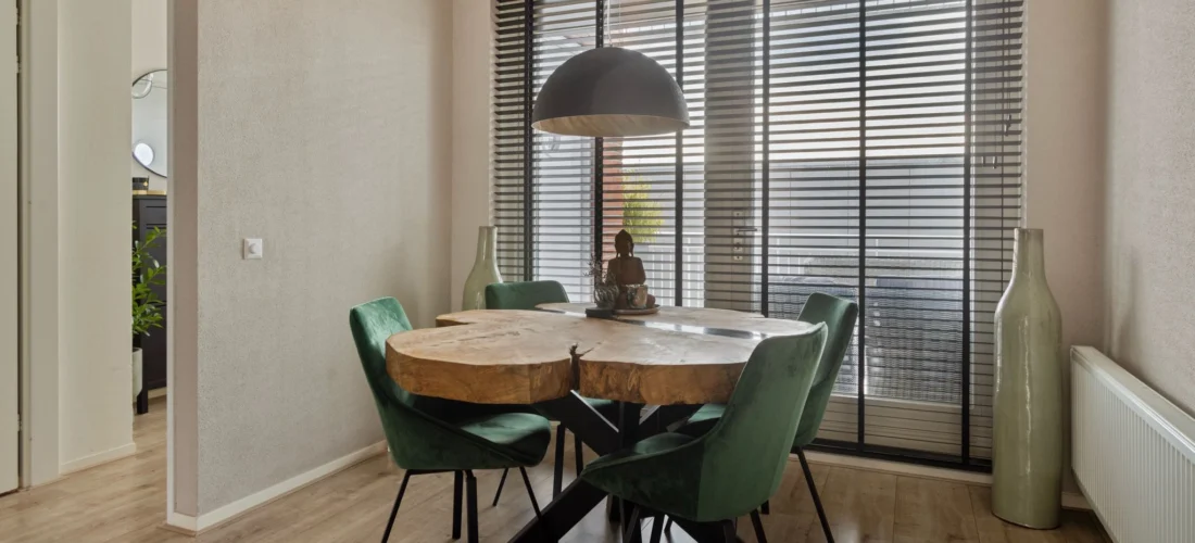 Ronde boomstamtafel met epoxy-rivier Ronde boomstamtafel met epoxy-rivier