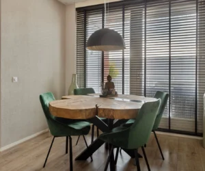 Ronde boomstamtafel met epoxy-rivier