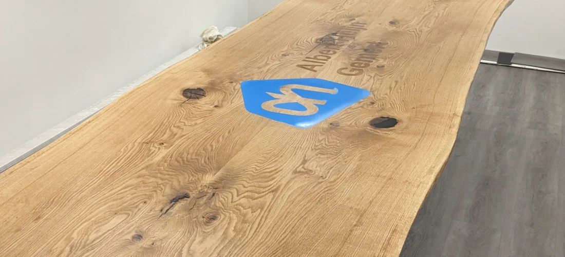 Tafel met bedrijfslogo epoxy