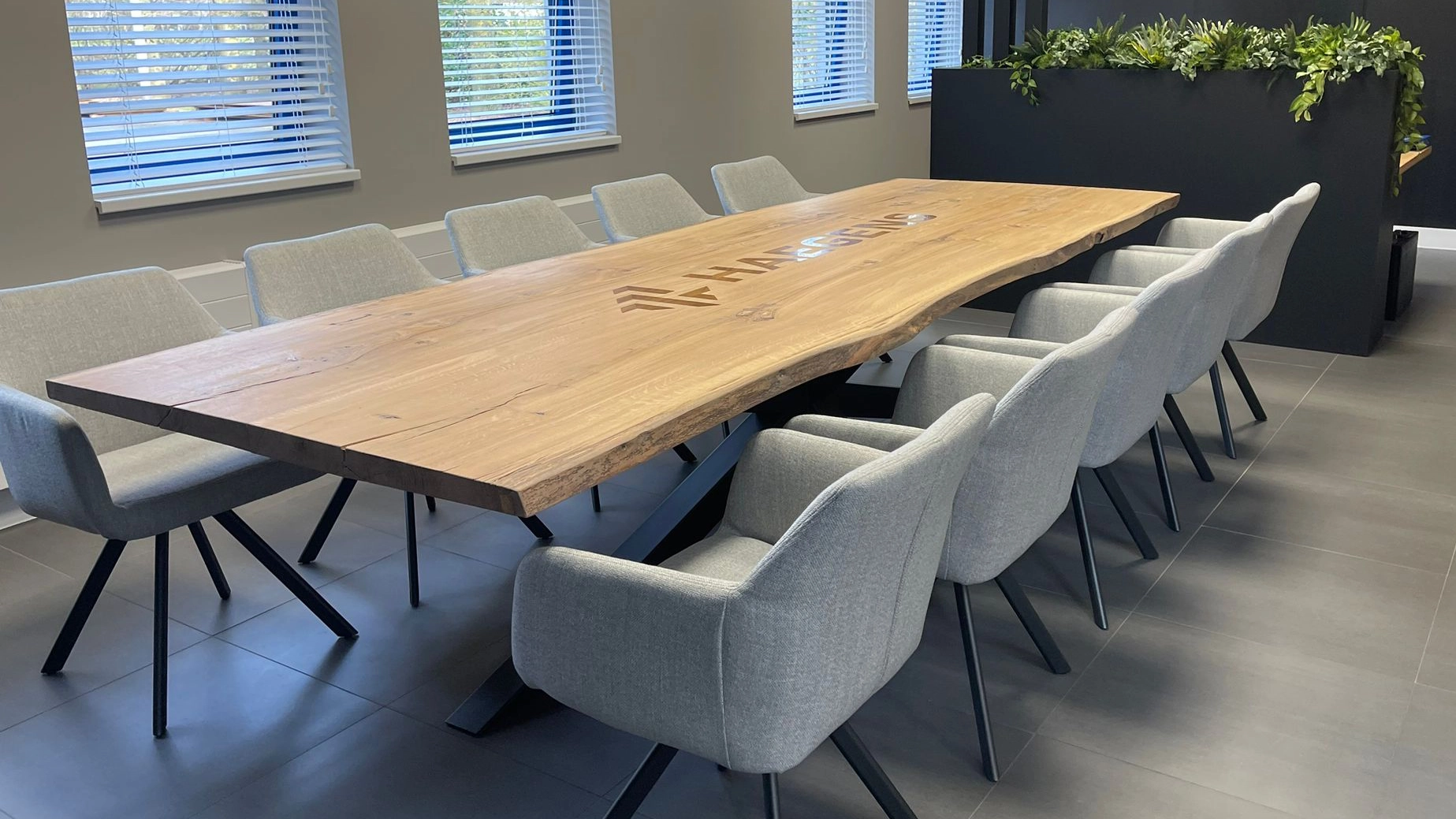 Kosten voor een vergadertafel met logo