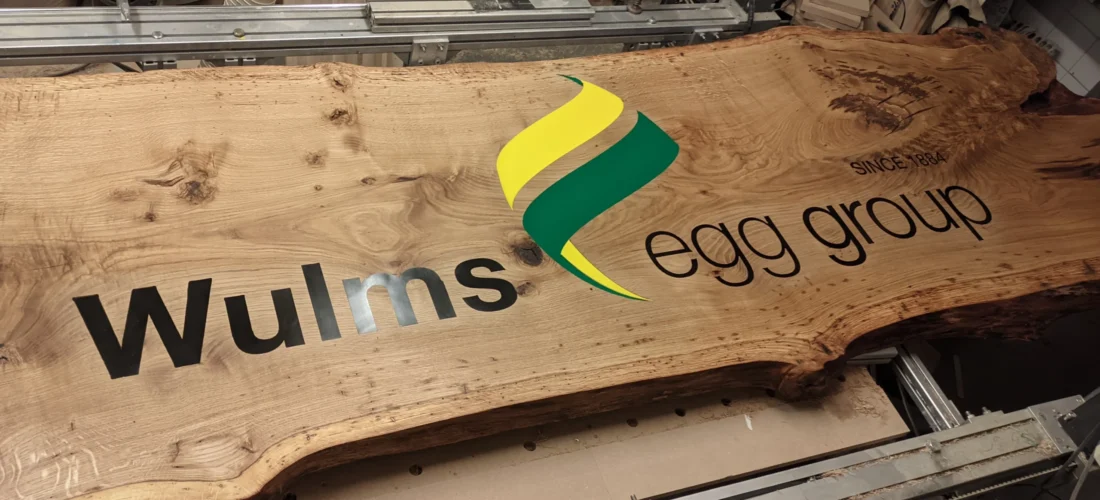 logo in houten tafel