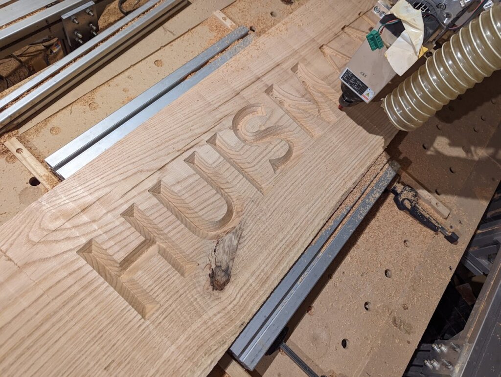 Logo uitfrezen in hout met CNC Freesmachine