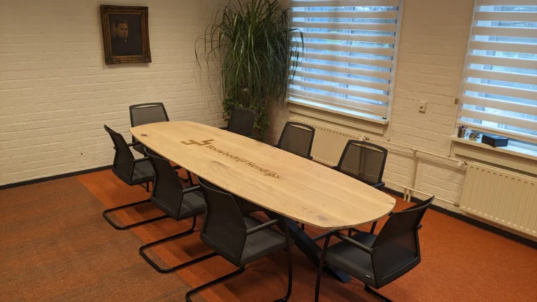 Ovale vergadertafel met logo