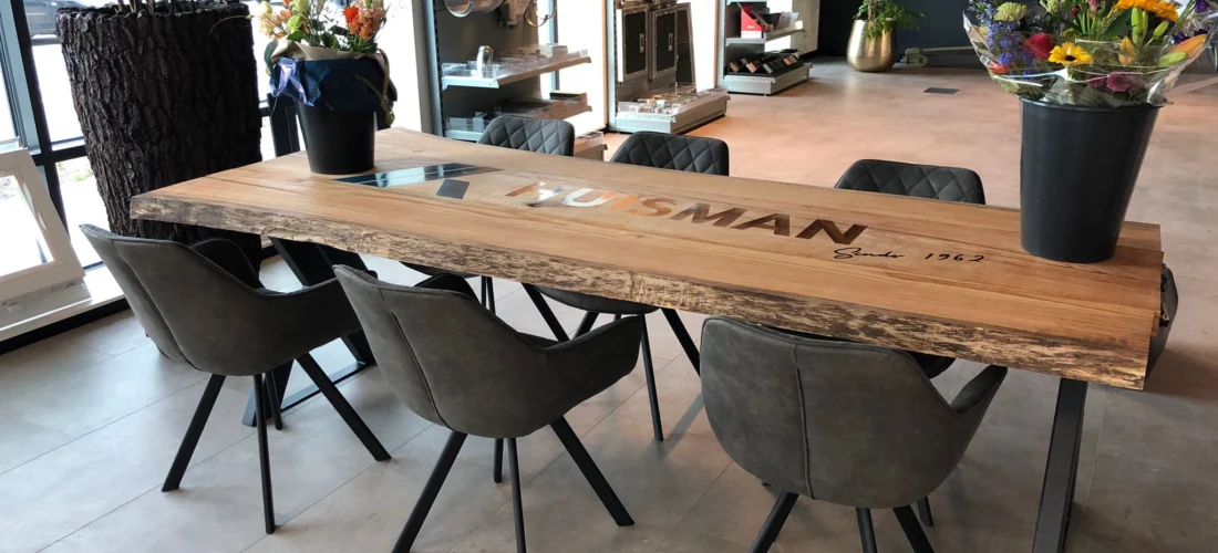 tafel met logo boomstam tafel met logo boomstam