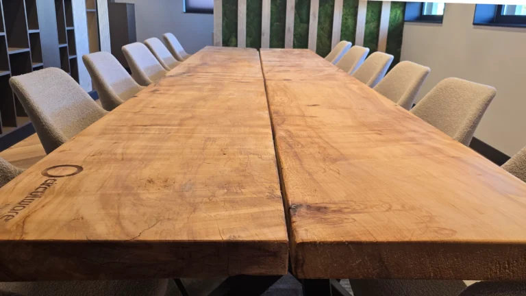 Afwerking van een tafelblad met speciale olie