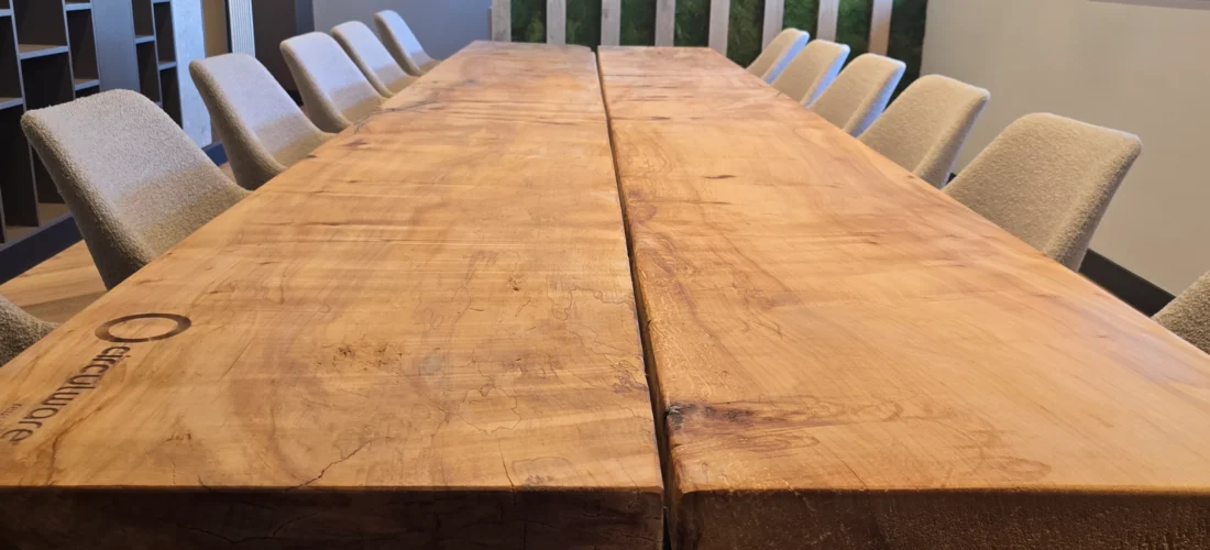 afwerking-tafelblad-olie Afwerking van een tafelblad met speciale olie