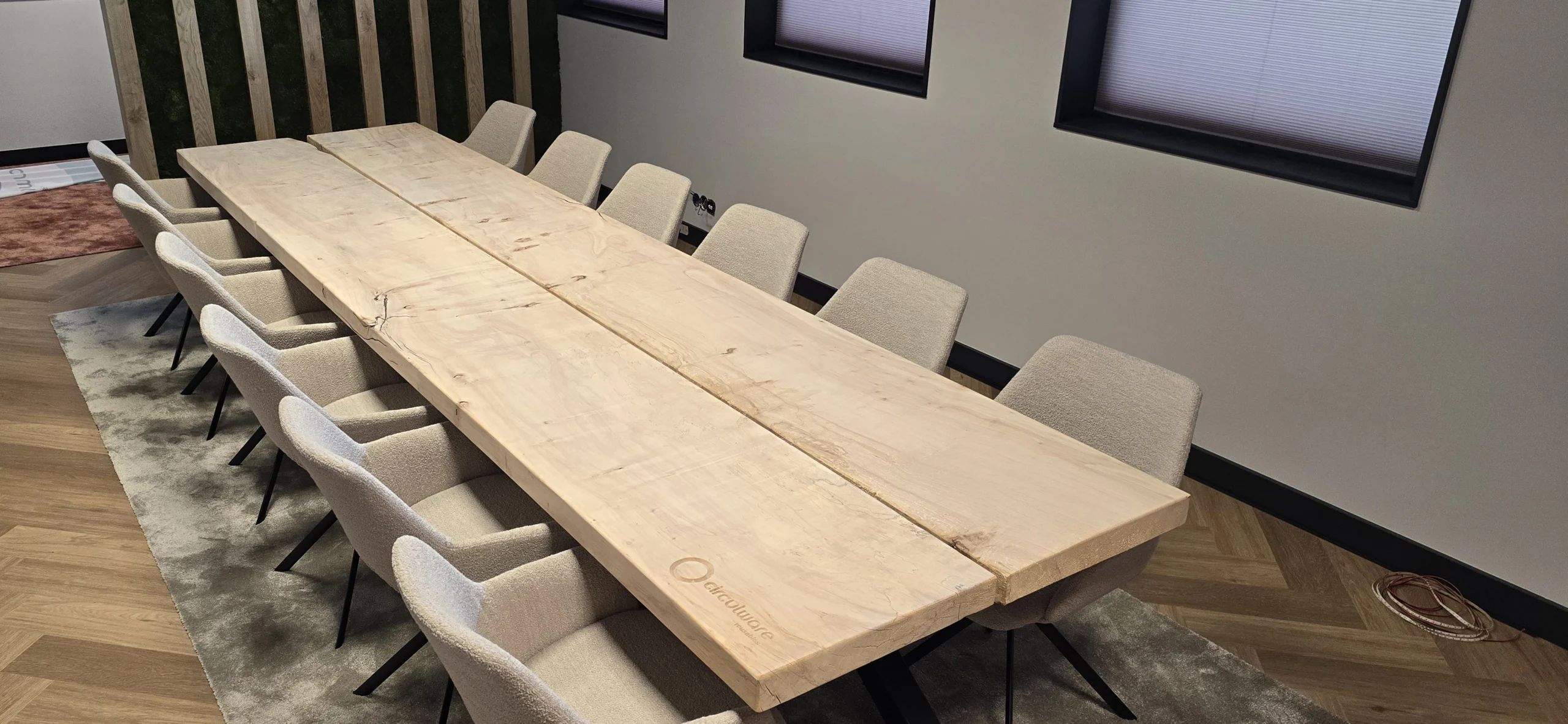 Directietafel met logo