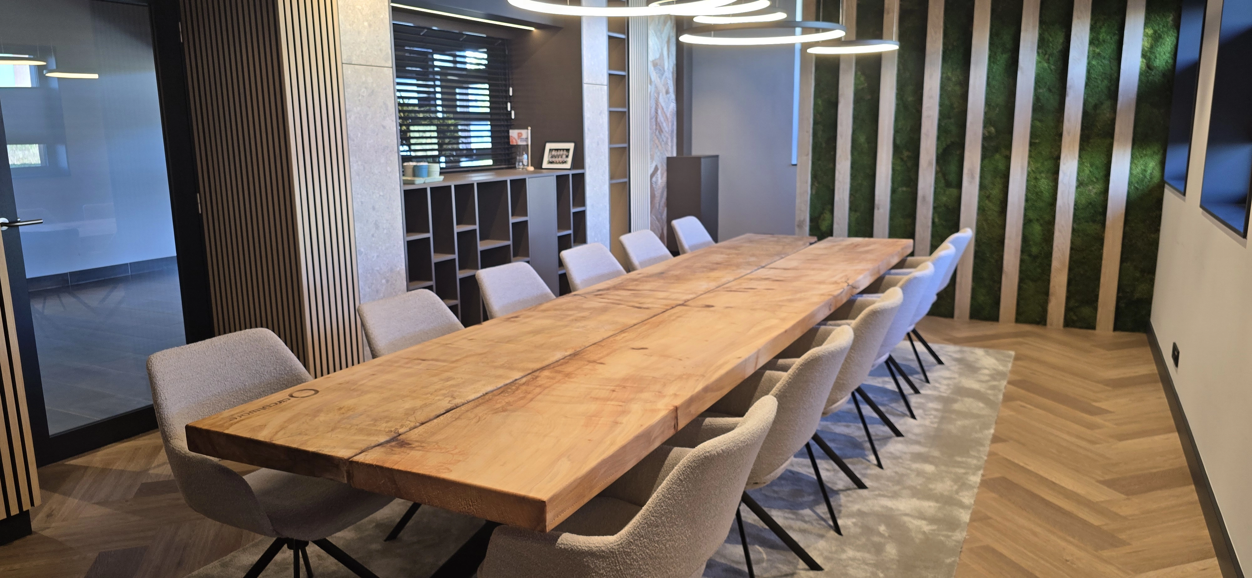 Grote vergadertafel van esdoorn-hout voor Circulware met logo
