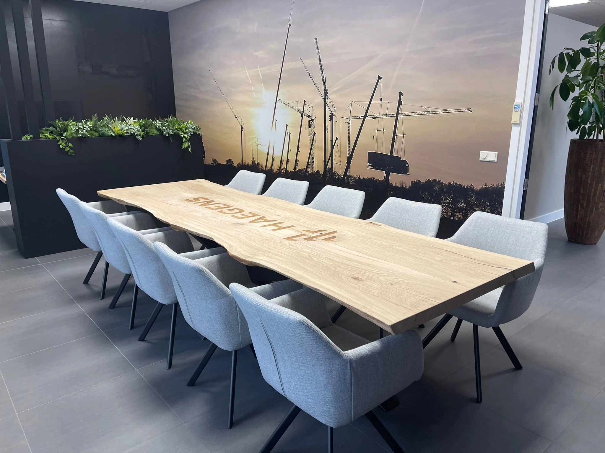 Vergadertafel met logo op maat voor 10 personen