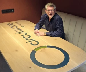 tafel-met-logo-circulware-en-eigenaar Tafel met logo Circulware en de eigenaar op een bankje