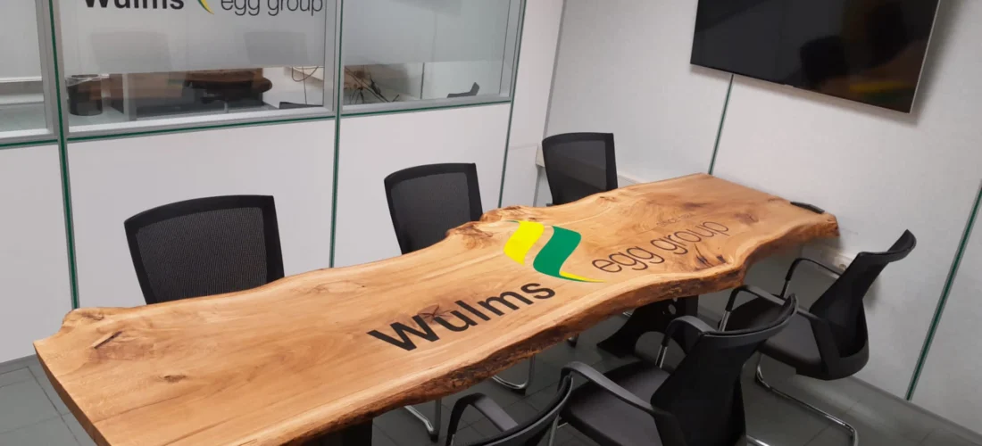 Boomstam vergadertafel met logo Wulms Egg Group voor 6 personen