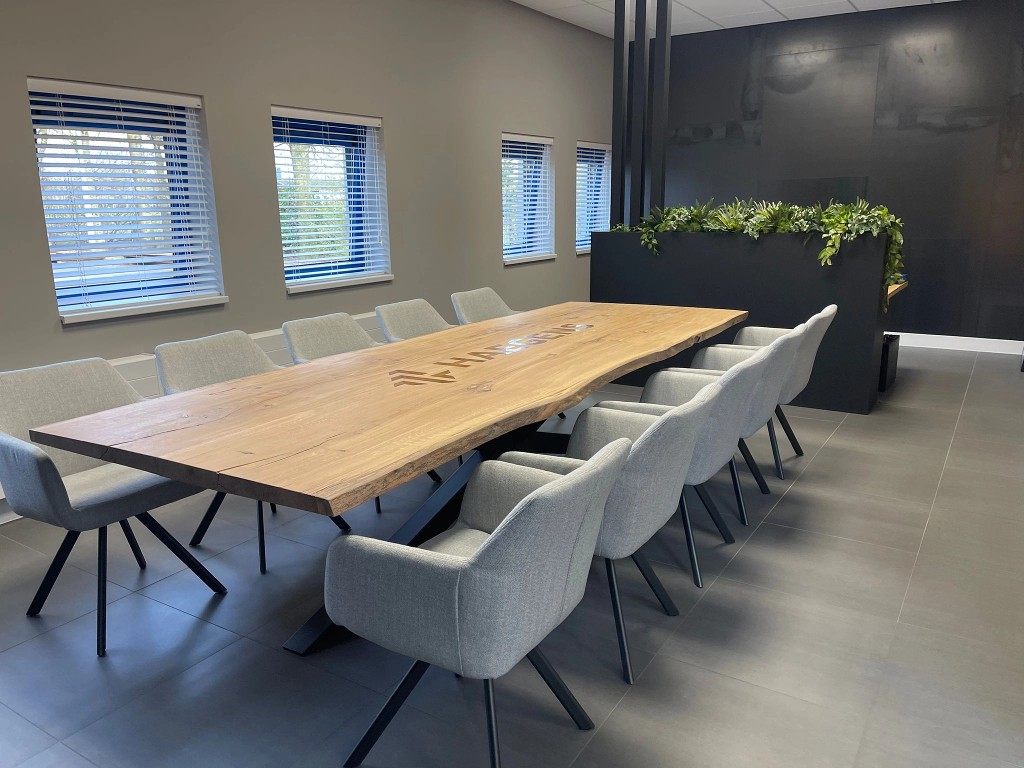 Vergadertafel in de vorm van een boomstam met epoxy logo