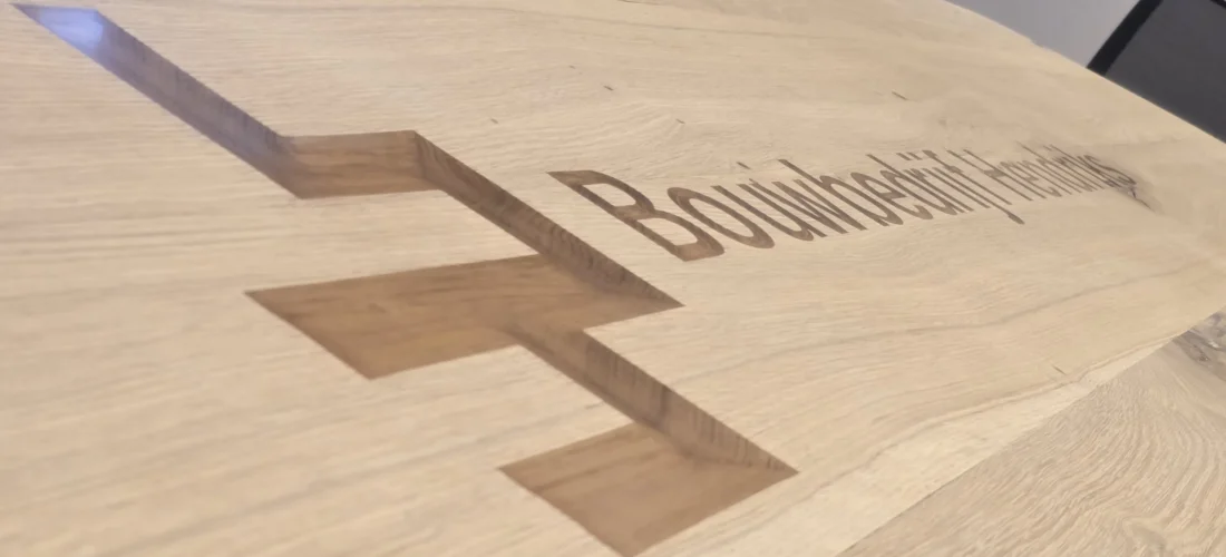 Epoxy logo in eiken tafel close-up