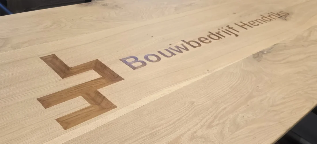 Vergadertafel branding logo in eiken blad