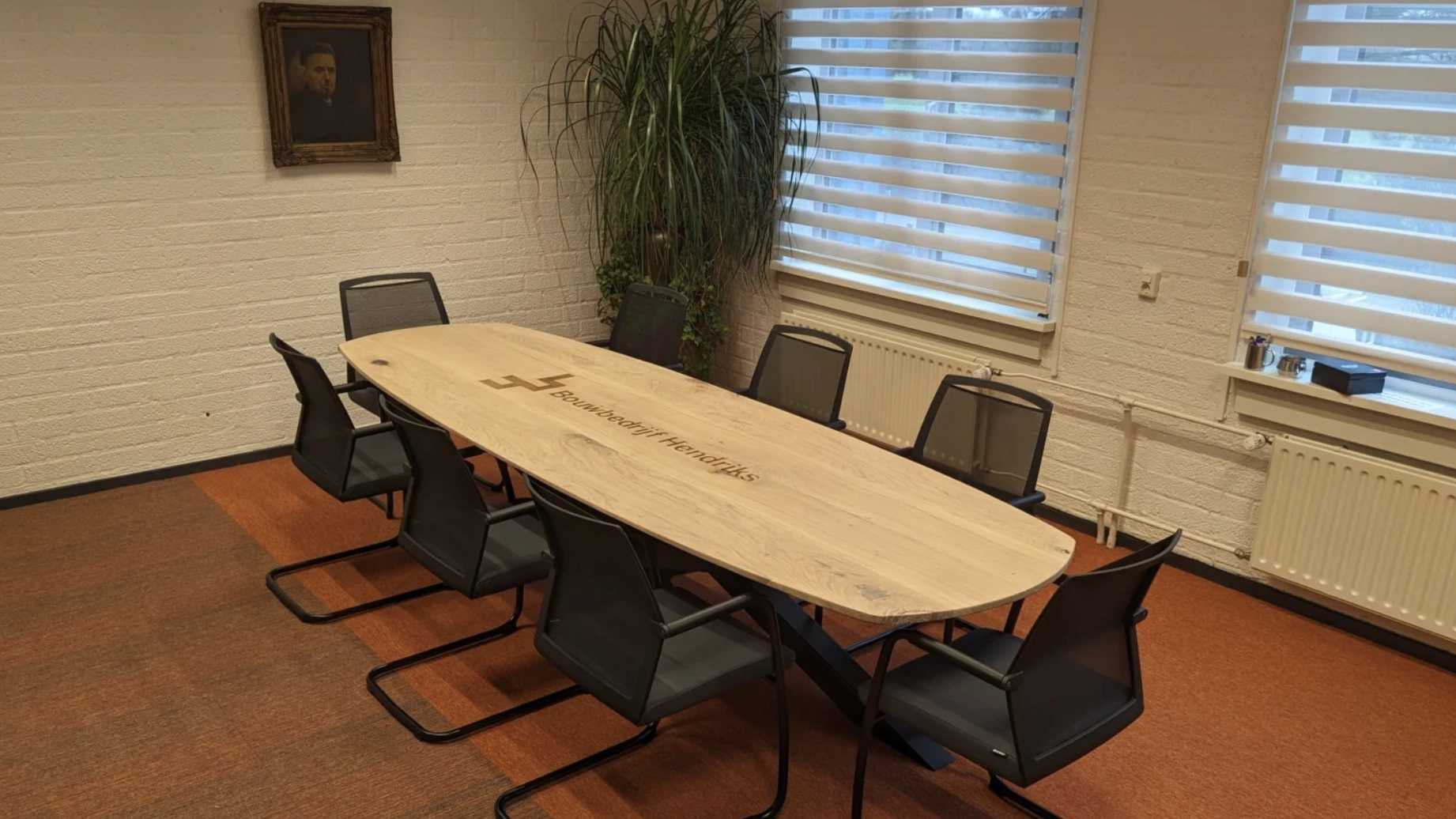 Ovale vergadertafel met epoxy logo in kantoor bouwbedrijf Hendriks Gemert