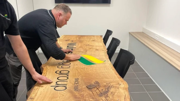Het leveren en installeren van een tafel met logo op locatie