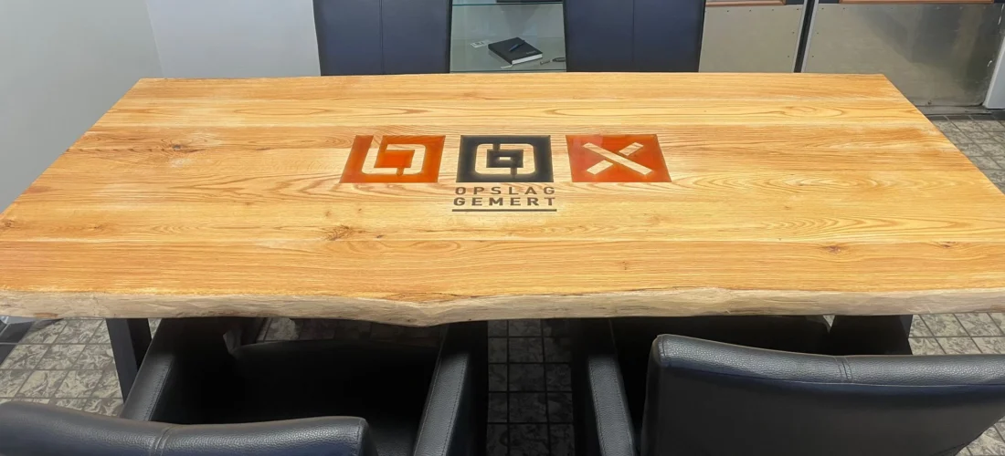Box Opslag Gemert boomstamtafel met ingegoten logo