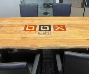 Box Opslag Gemert boomstamtafel met ingegoten logo