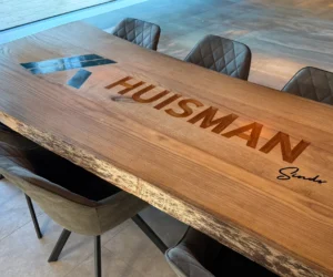 Vergadertafel met epoxy logo in eikenhout voor Huisman Gemert